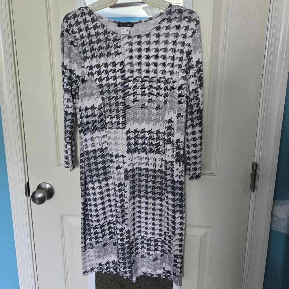 VENUS Black and White Sheath Midi Dress